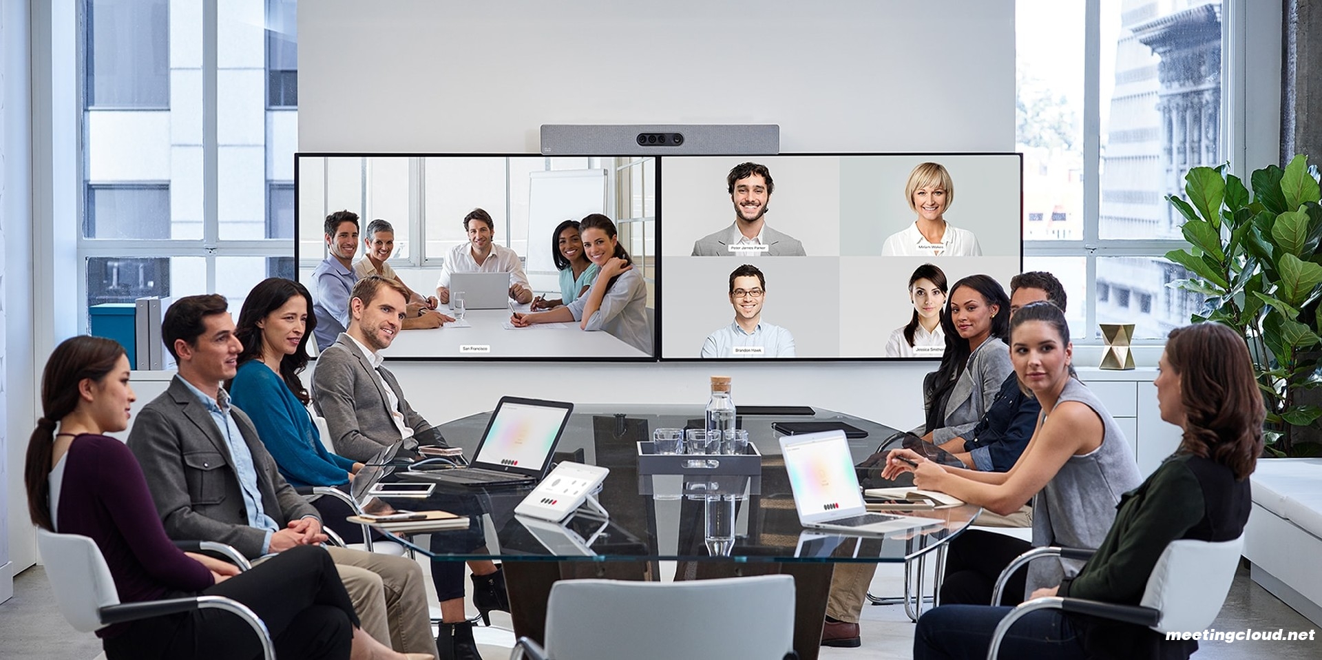 大型會議室中的 Webex Room Kit Plus